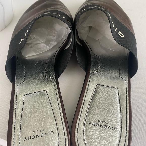 Authentic Givenchy Paris Burgundy Leather Slide Mules
Size: EU 39 / US 9 - Picture 9 of 11